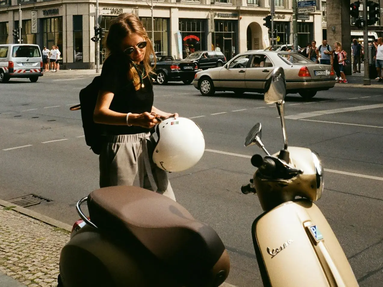 Dame bezoekt de stad op een scooter