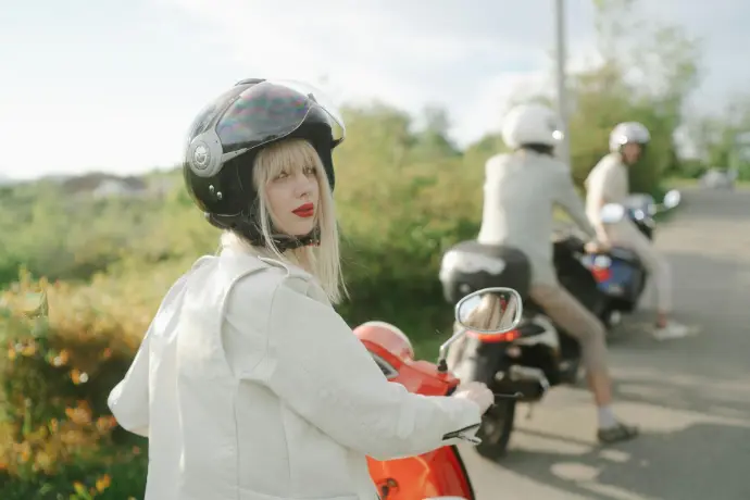 Vriendengroep onderweg op de vespa